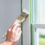 Frogtape op een kozijn