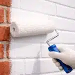 Muur wordt geschilderd met de Sikkens Alpha Primer Exterior
