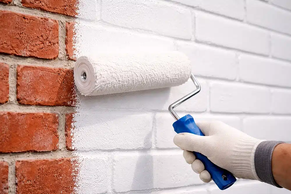 Muur wordt geschilderd met de Sikkens Alpha Primer Exterior