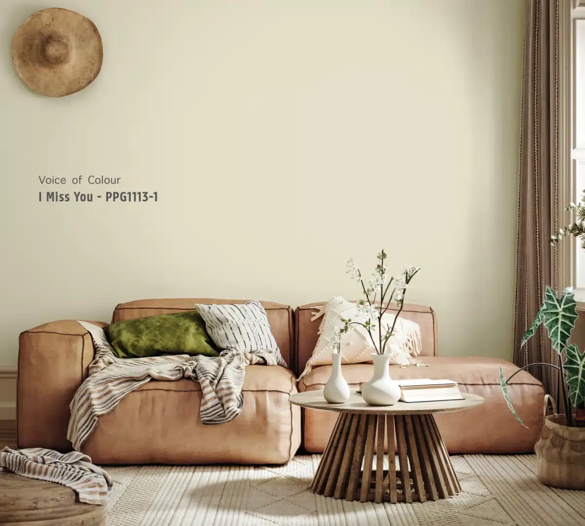 kleur I Miss You   PPG1113 1 op de muur met een bank