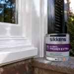 Sikkens Rubbol Primer Extra hoogglans op witte kozijnen