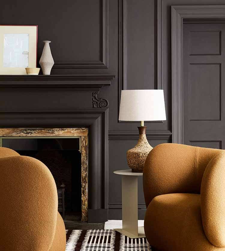 Donkerbruine kleur van Little Greene op de muur